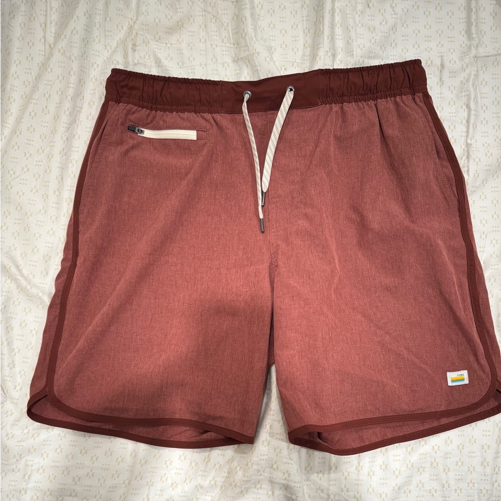 Vuori Banks Short in Red Clay Linen Texture. Unlined. Men's size Large